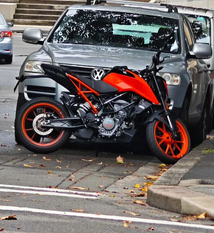 街边的橙色摩托车